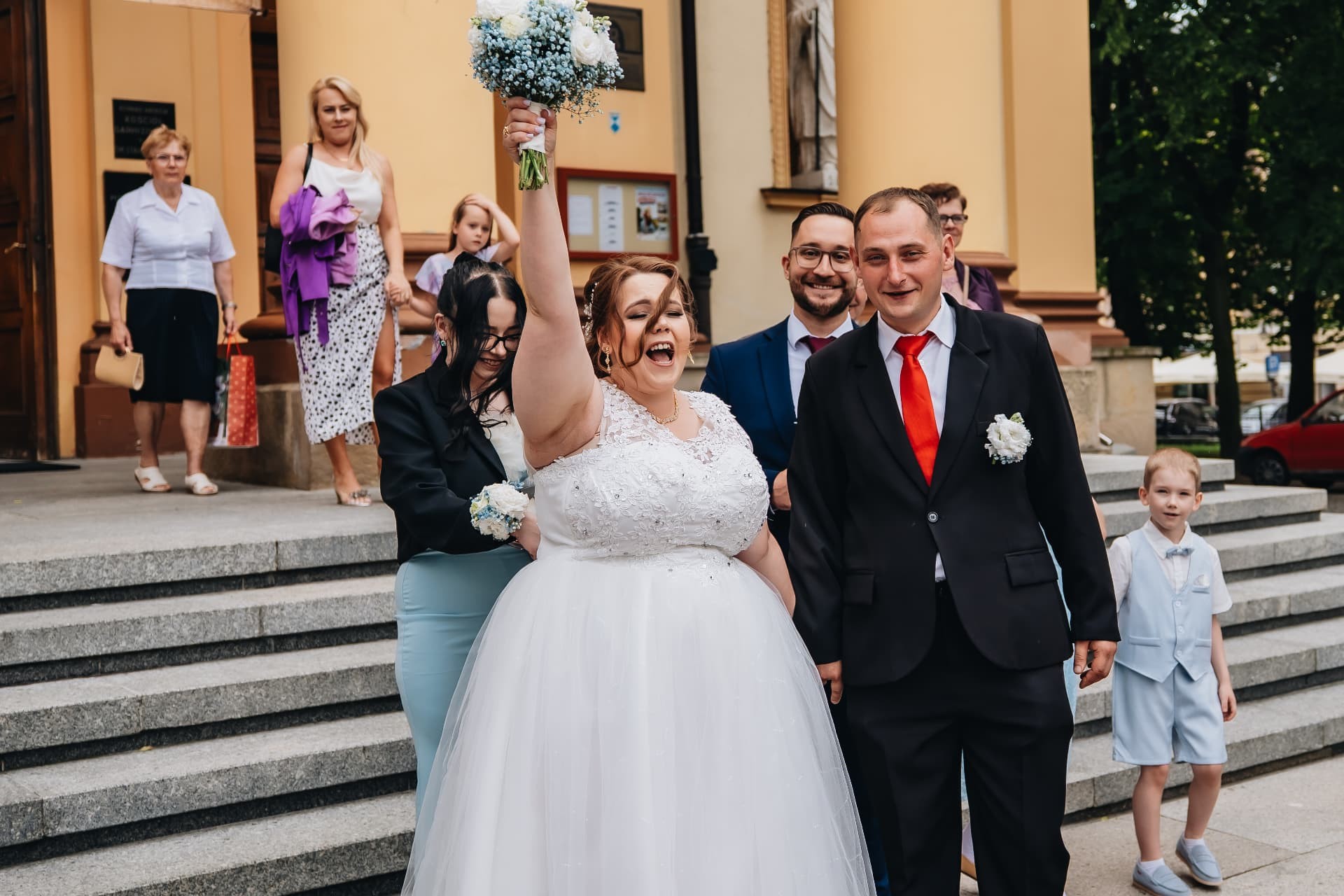 Radosna para młoda po ceremonii ślubnej – fotografia Mateusza Sasala